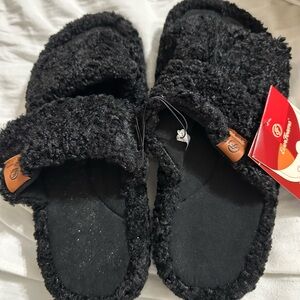 9/10 Cozy Black Slippers for Women